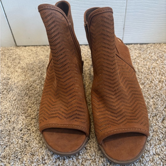 Women’s Tan Suede Peep-Toe Block Heel Booties - Unbranded - Picture 2 of 3